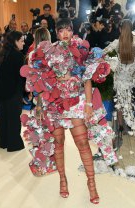 Bine: Rihanna în Comme des Garçons