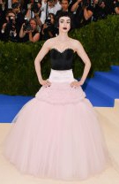 Bine: Lily Collins în Giambattista Valli