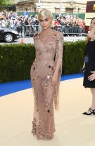 Prost: Kylie Jenner în Versace