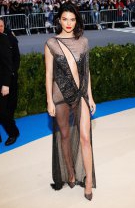 Prost: Kendall Jenner în La Perla
