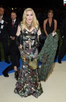 Prost: Madonna în Moschino