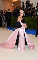 Bine: Zoe Kravitz în Oscar de la Renta