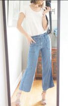 Blugii cropped și sandalele cu barete deasupra gleznei