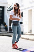 Mom jeans și sandalele cu panglici