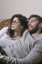 Te joci cu părul lui