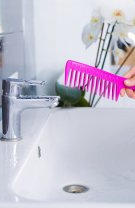 Curăţă peria cel puţin o dată pe săptămână