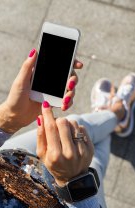 Când ieși în oraș, reții cu precădere atenția telefonului