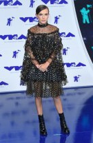 Millie Bobby Brown în Rodarte și pantofi Stuart Weitzman