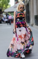 Rochie cu print animat și adidași
