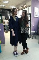 Fericita câștigătoare și makeup artist-ul ei