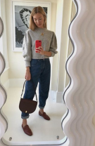 Pulover scurt, blugi boyfriend și mocasini