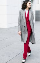Poartă un costum