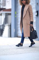 Blugi, adidași și palton camel