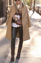 Pantaloni din piele, jachetă moto și palton camel