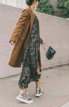 Rochie maxi, palton și adidași