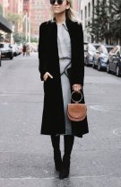 Rochie midi, palton lung și cizme peste genunchi