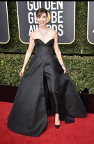 Alison Brie într-o rochie Vassilis Zoulias