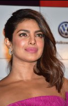 Priyanka Chopra a optat pentru brunet cu inflexiuni șatene