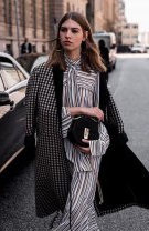 Un clutch elegant, pe care să îl poți purta în orice ocazie