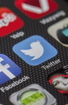 Postează un mesaj ciudat pe Twitter