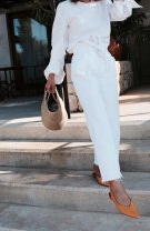 All white cu un strop de culoare