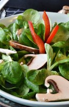 Mănâncă o salată de legume înainte de cină