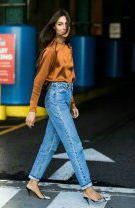 Blugi drepți, top interesant și accesorii neutre