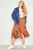 Tricou sau cămașă albă, fustă de mătase și accesorii drăguțe