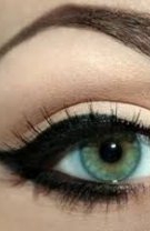 Te dai cu tuș negru numai în colțul exterior al ochiului