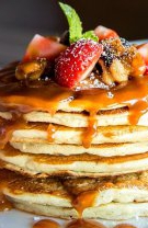 Clătite americane cu sos de caramel și căpșuni