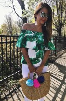 Blugi albi și accesorii statement