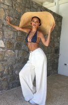 Pălărie supradimensionată în stil Emily Ratajkowski