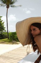 Pălărie supradimensionată cu costum de baie alb