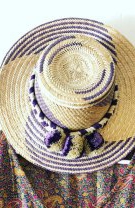 Încearcă pălăriile cu accesorii textile
