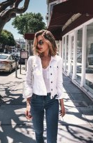 Jachetă albă din denim și blugi