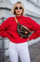 Nu se mai poartă gențile din PVC. Alege gențile crossbody