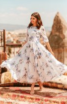 Sandale nude cu baretă și print floral