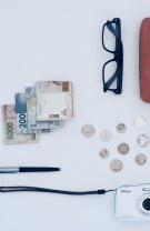 Carduri de debit, cecuri și sume mari de bani