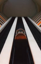 Apasă butonul de la lift cu cotul