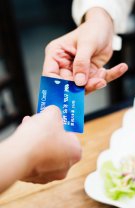 Folosești cardul de credit când nu ai bani
