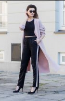 Pantalonii sport și pantofii cu toc sunt perfecți combinați cu un trench chic.