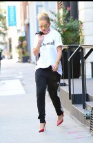 Rita Ora ne convinge că pantalonii sport și pantofii cu toc merită încercați în 2019.