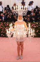 2. Katy Perry în Moschino