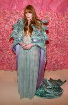 8. Florence Welch în Gucci