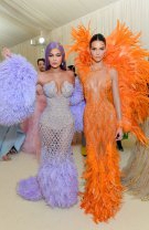 12. Kylie și Kendall Jenner în Versace