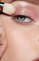 Blush în loc de fard de pleoape