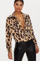 Bluza leopard decoltată este abandonată