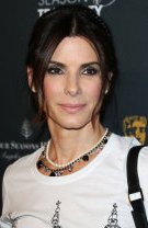 Sandra Bullock poartă un ruj discret