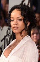 Rihanna strălucește chiar și cu rujul nude