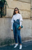 Jeanși slouchy și cizme cu toc